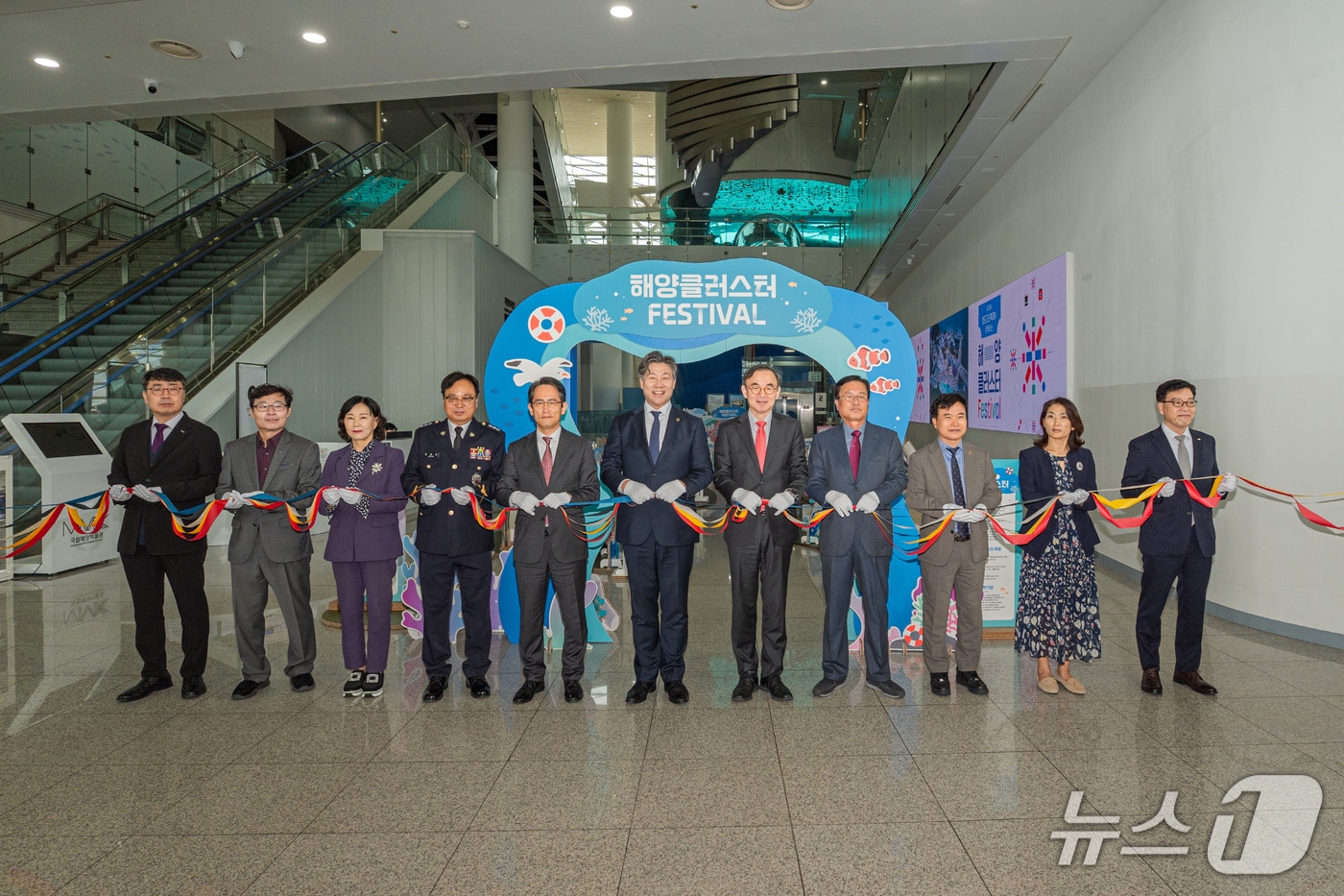 ‘제2회 해양클러스터 페스티벌’의 개막을 알린 해양클러스터 기관 ‘성과전시회’ 개회식 (KIOST 제공. 재판매 및 DB금지)