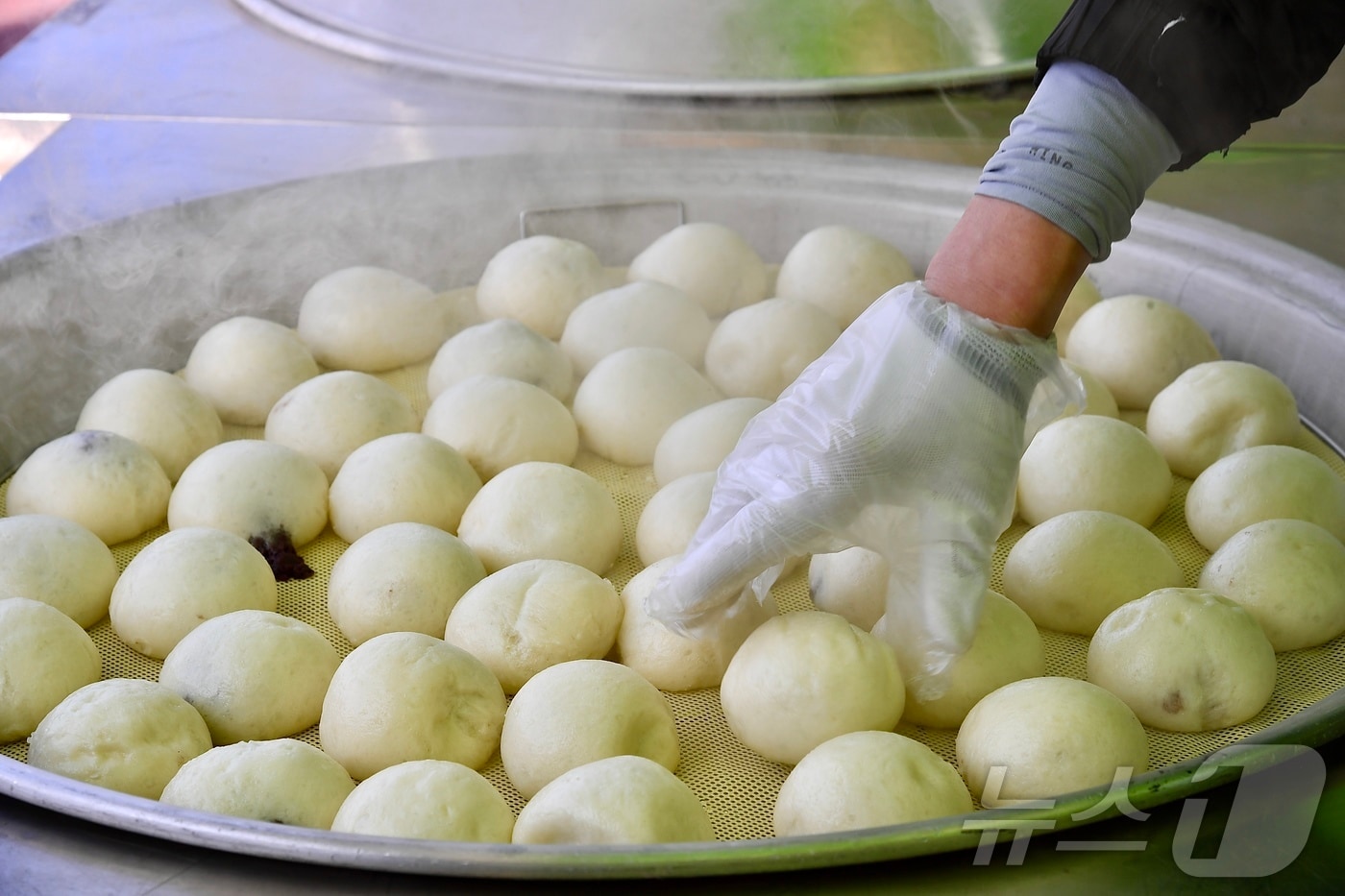 지난 7일 강원 횡성군 안흥면 안흥찐빵 모락모락마을 일원에서 ‘제17회 안흥찐빵축제’가 개최됐다. ‘더 뜨겁게! 더 달콤하게!’란 슬로건 아래 열리는 이번 축제는 오는 9일까지 사흘간 이어졌다.&#40;뉴스1 DB&#41;