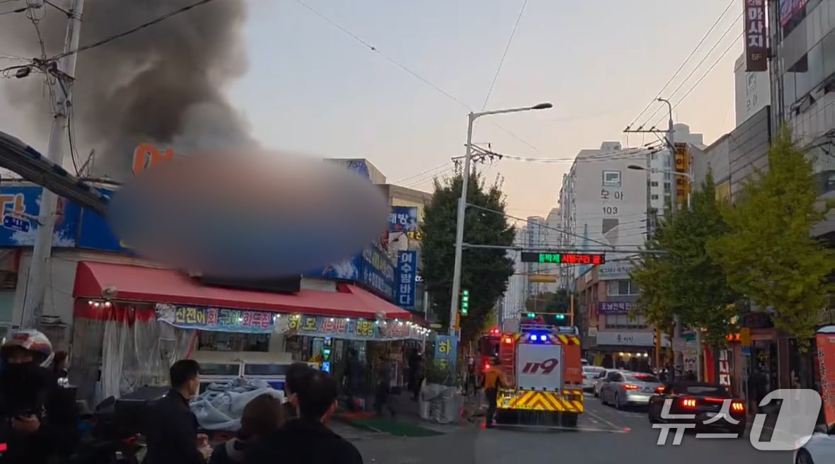 7일 오후 5시 4분쯤 광주 북구 용봉동 한 가게에서 불이 나 검은 연기가 나고 있다. &#40;독자 제공. 재판매 및 DB 금지&#41;