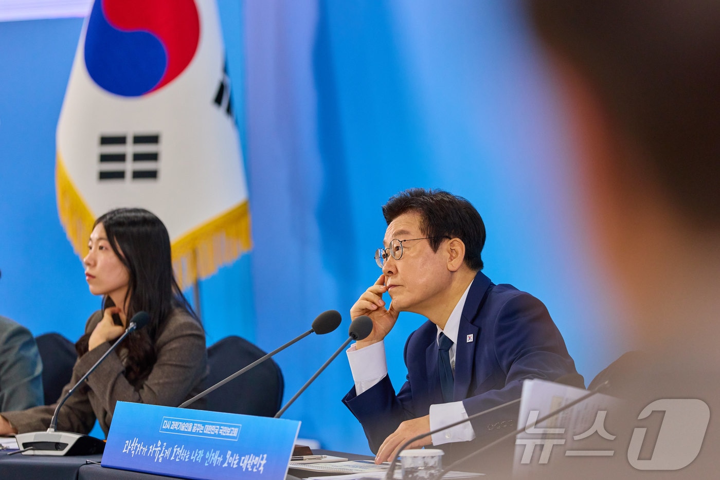 이재명 대통령이 지난 7일 대전 유성구 국립중앙과학관에서 열린 다시 과학기술인을 꿈꾸는 대한민국 국민보고회에서 참석자들의 발언을 듣고 있다. &#40;대통령실 제공. 재판매 및 DB 금지&#41; 2025.11.7/뉴스1 ⓒ News1 이재명 기자