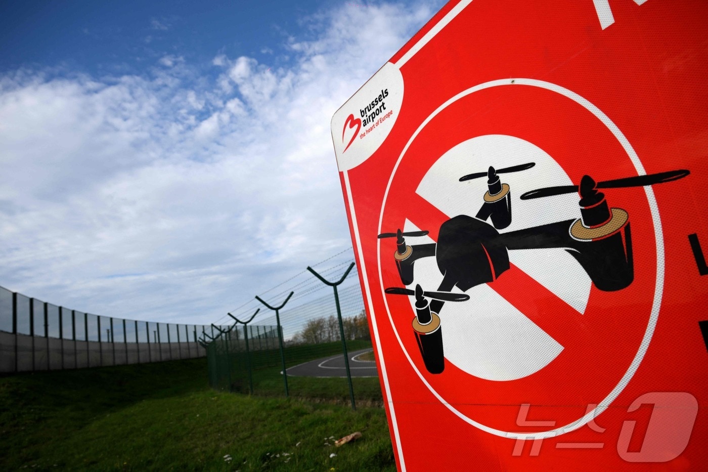 5일(현지시간) 벨기에 브뤼셀 자벤템 국제공항에 '드론 비행 금지 구역'이라고 적힌 표지판이 설치돼 있다. 2025.11.05. ⓒ AFP=뉴스1 ⓒ News1 윤다정 기자