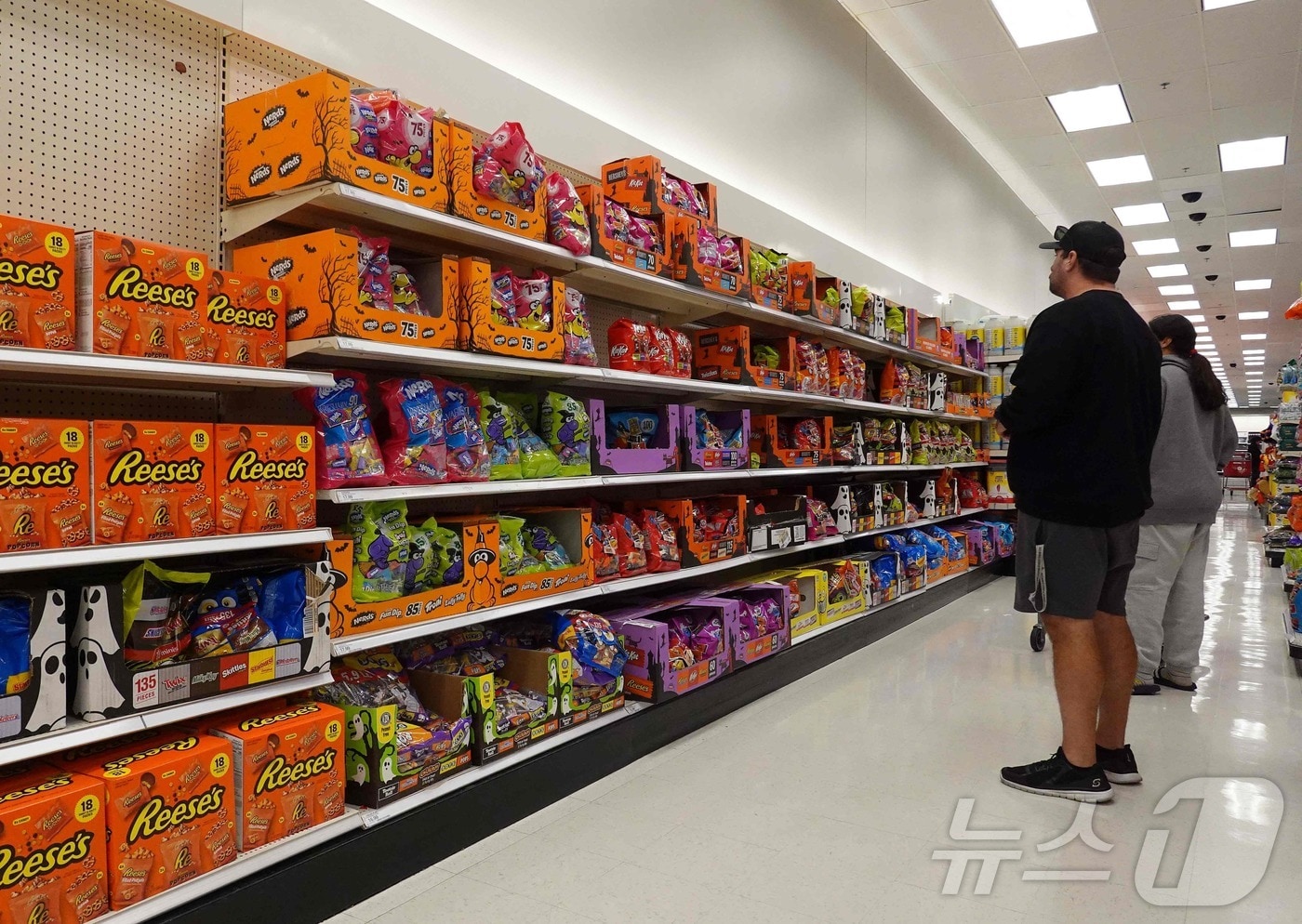 미국 캘리포니아 노바토시의 한 타깃 매장에서 소비자들이 제품을 고르고 있다. 2025.11.07. ⓒ AFP=뉴스1