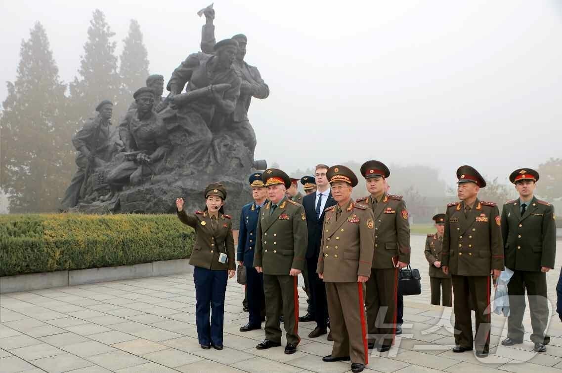 &#40;평양 노동신문=뉴스1&#41; = 북한 노동당 기관지 노동신문은 8일 &#34;빅토르 고레미킨 국방성 부상&#40;차관&#41;을 단장으로 하는 러시아 군사정치총국 대표단이 만경대혁명학원과 조국해방전쟁승리 기념관을 참관했다＂라고 보도했다. [국내에서만 사용가능. 재배포 금지. DB 금지. For Use Only in the Republic of Korea. Redistribution Prohibited] rodongphoto@news1.kr