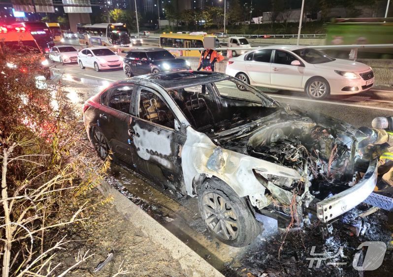 충남 아산 자동차 화재 현장.(아산소방서 제공. 재판매 및 DB금지)/뉴스1 