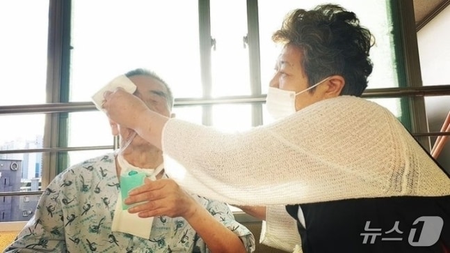 생전 이외수 작가 병간호 하는 아내 전영자 씨.(뉴스1 DB)