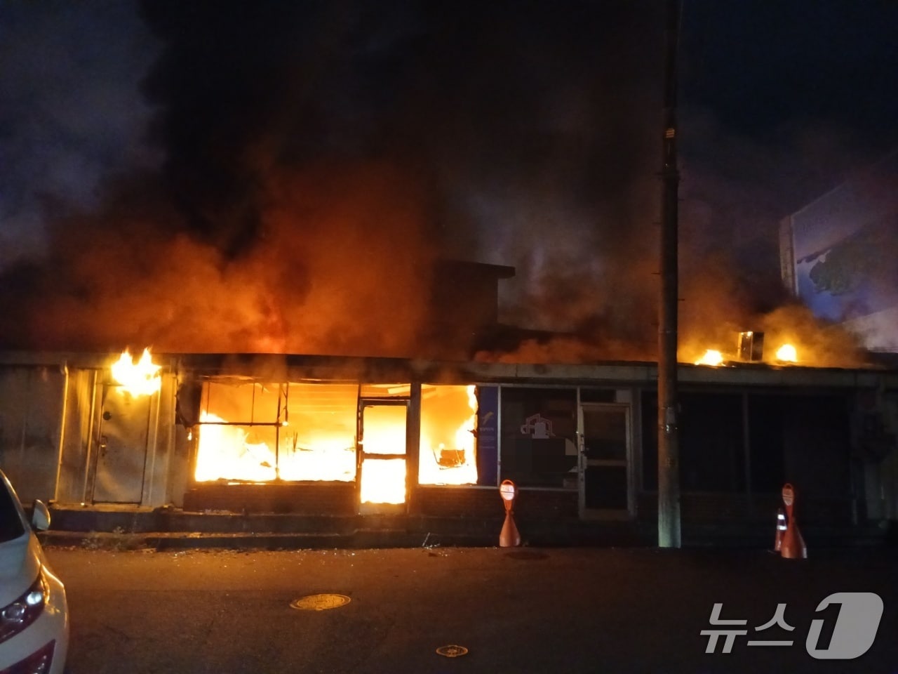 8일 오전 6시 7분쯤 충북 청주시 청원구의 한 단독주택과 카센터 등에서 불이 나 2시간 40여 분만에 껐다. (충북도소방본부 제공. 재판매 및 DB금지) /뉴스1