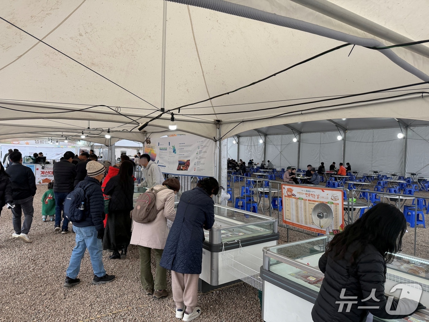 8일 오후 춘천 삼천동 수변공원에서 열리는 &#39;대한민국이 한우 먹는 날&#39; 행사장에서 시민들이 한우를 고르고 있다.2025.11.8 한귀섭 기자