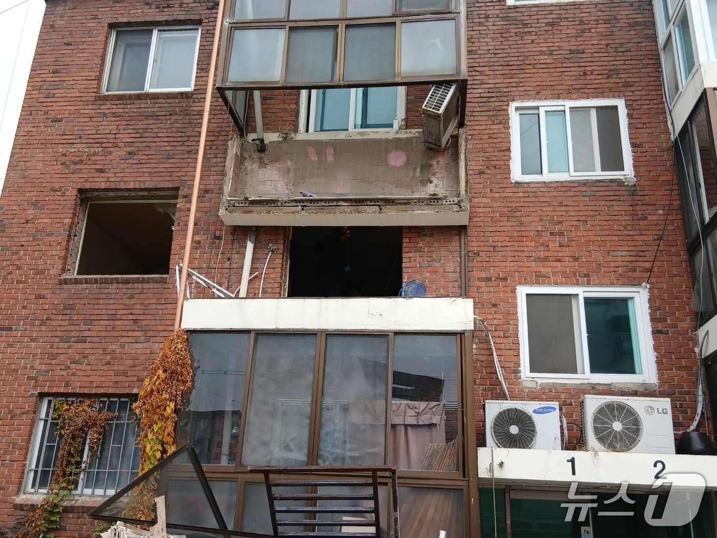 8일 전북소방본부와 덕진경찰서 등에 따르면 이날 낮 12시49분께 전주시 덕진구의 한 빌라에서 50대 A 씨가 낙하물에 머리를 맞는 사고가 났다.(전북소방 제공. 재판매 및 DB금지)2025.11.8/뉴스1