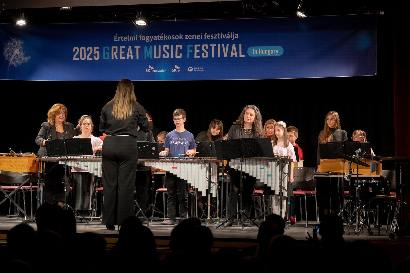 8일&#40;현지시간&#41; 헝가리 부다페스트 어러니티즈 문화센터에서 열린 제2회 &#39;GMF in Hungary&#39;에서 헝가리 발달장애인 음악협회 소속 오케스트라 &#39;파라필리크&#39;가 공연을 선보이고 있다&#40;SK온 제공&#41;. ⓒ 뉴스1