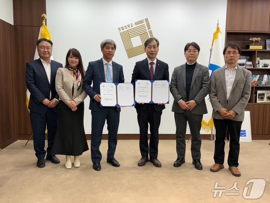 왼쪽부터 UEF 김두원 한국국제교류담당 교수, Pham Thi Thuy Linh 한국어학과 교수, Nguyen Thanh Giang 총장, 국립한밭대학교 오용준 총장, 황경호 기획처장, 윤성재 산중교수&#40;한밭대 제공.재판매 및 DB금지&#41;/뉴스1