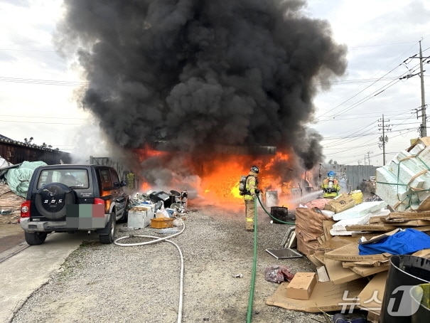 지난 8일 전날 오전 7시 59분께 전주시 덕진구 전미동의 한 고물상에서 불이 났다.&#40;전북소방본부 제공, 재판매 및 DB 금지&#41;/뉴스1