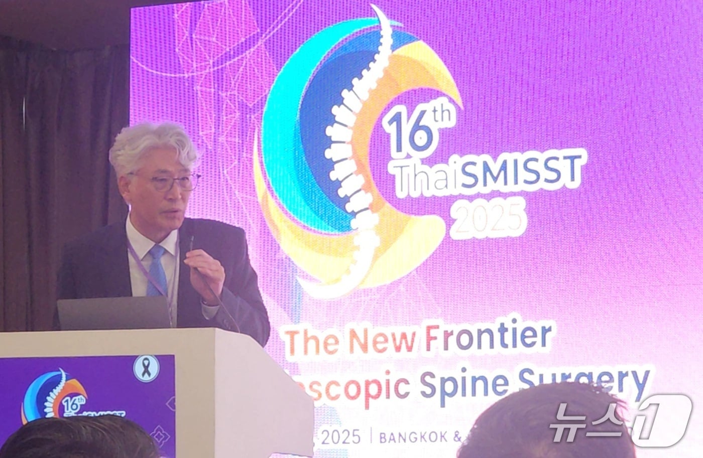 박철웅 대전우리병원 박사가 태국 방콕에서 열린 '2025 태국 국제 최소침습 척추외과학회 연례학술대회'에서 강의하고 있다. (대전우리병원 제공, 재판매 및 DB금지) / 뉴스1 