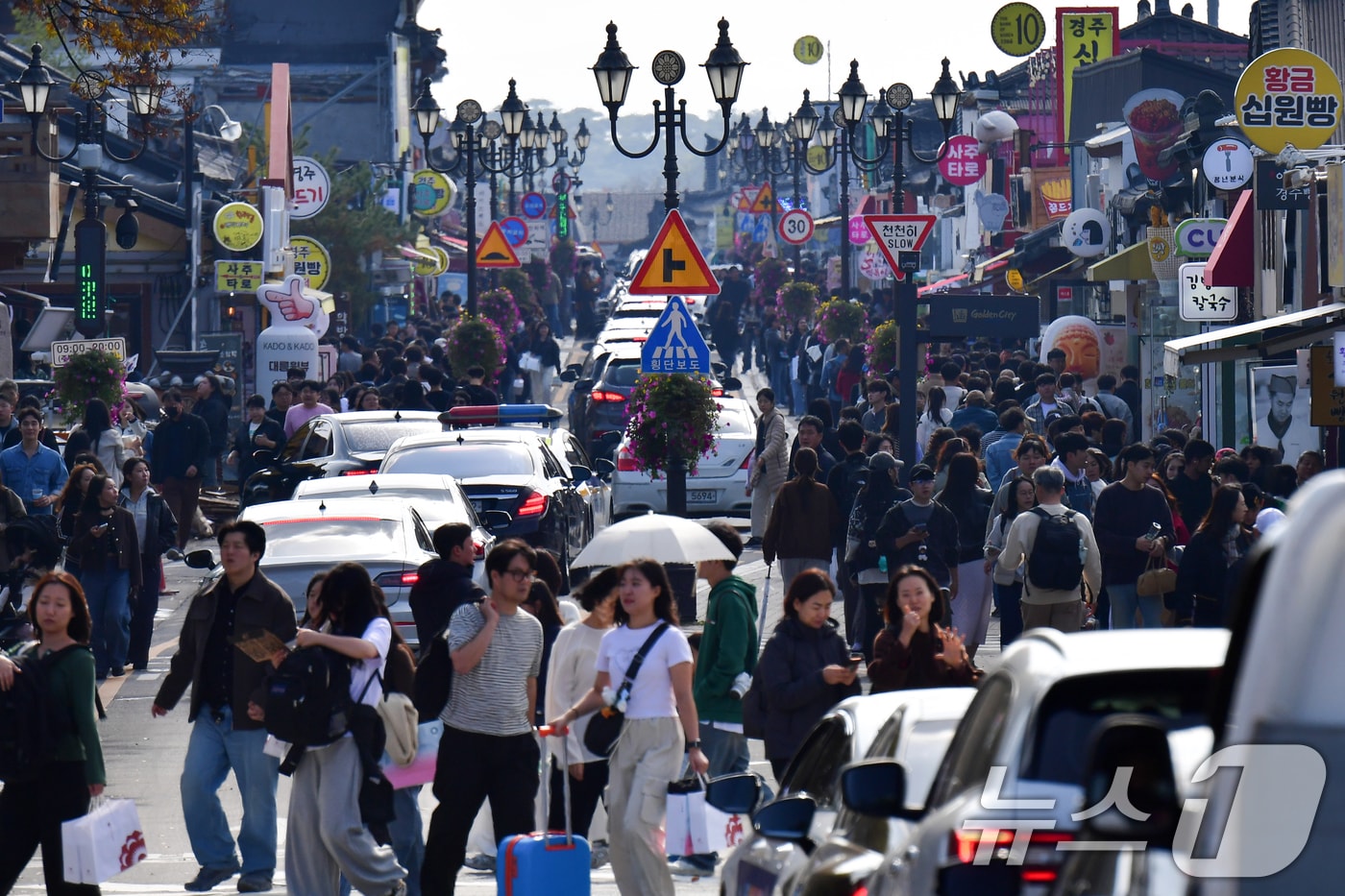 지난 11월9일 경북 경주의 대표적 관광명소인 황리단길이 관광객들로 붐비고 있다. 2025.11.9/뉴스1 ⓒ News1 최창호 기자