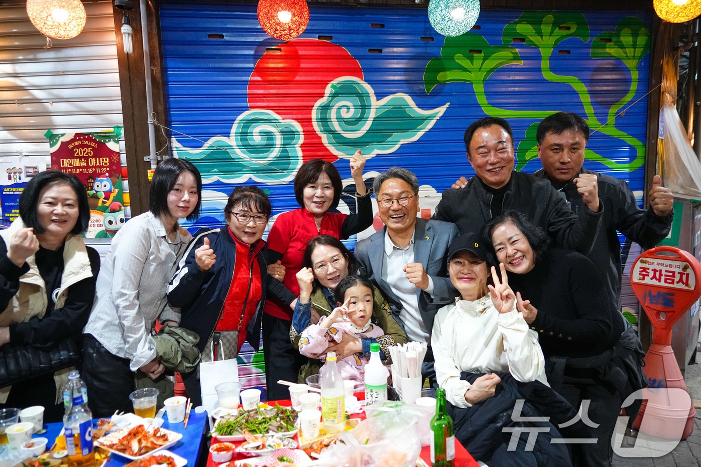 강기정 광주시장이 지난 8일 오후 동구 대인예술야시장을 방문해 상인들을 격려하고 야시장을 찾은 시민들과 인사를 나누며 기념촬영을 하고 있다.(광주시 제공. 재판매 및 DB 금지) 2025.11.9/뉴스1