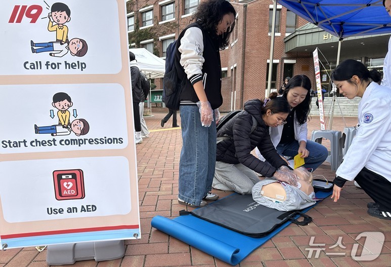 계명대 간호대학은 최근 외국인 유학생을 대상으로 무료 건강검진을 실시하고 헬스페어(Health Fair) 행사를 가졌다. (계명대 동산의료원 제공. 재판매 및 DB 금지)/뉴스1