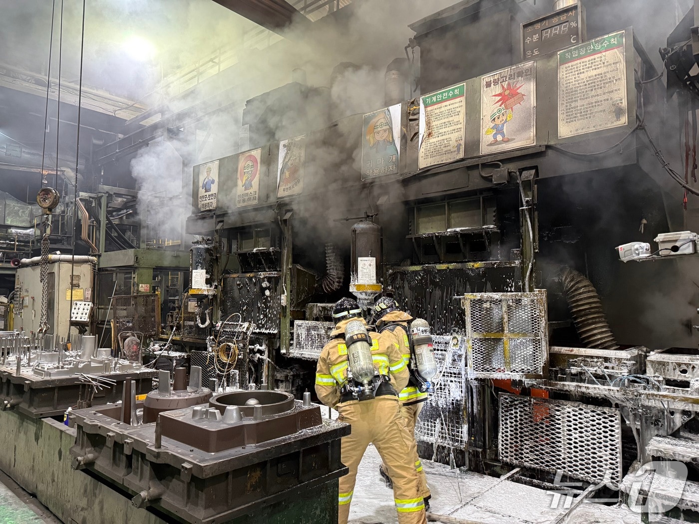 9일 오후 경남 창원 진해구 자동차 부품 제조 공장 화재 현장.&#40;창원소방본부 제공. 재판매 및 DB 금지&#41;