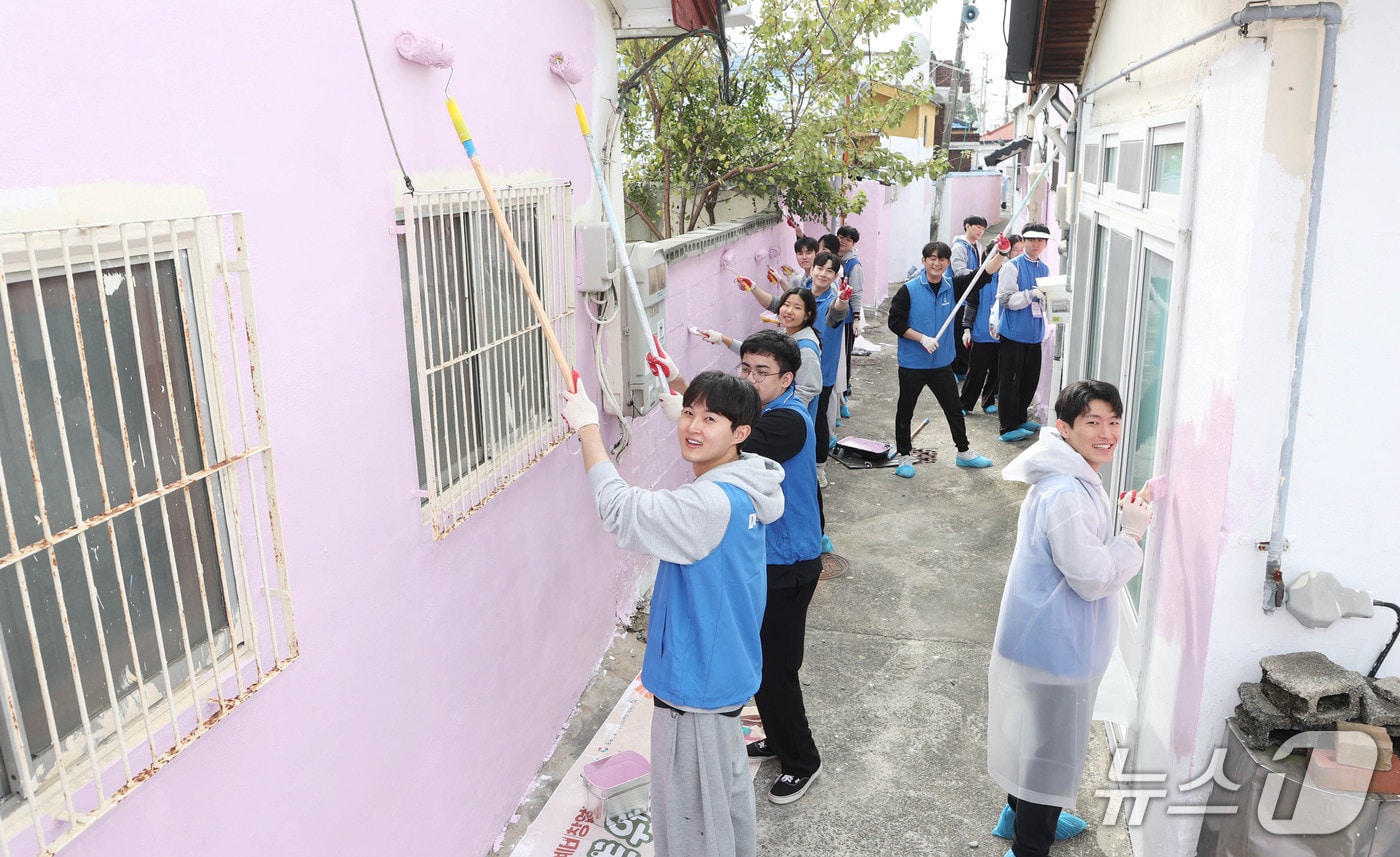 두산에너빌리티 신입사원들이 창원시 진해구 아랫장천마을에서 진행된 사회공헌활동에서 골목길 벽면 도색 환경개선 봉사활동을 하고 있다.(두산에너빌리티 제공. 재판매 및 DB 금지)