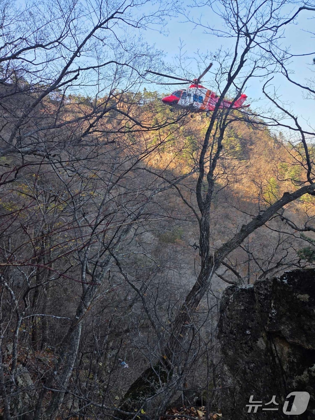 9일 강원 속초 설악동 설악산 추락 환자 이송 위해 출동한 소방 헬기.&#40;강원도소방본부 제공, 재판매 및 DB 금지&#41; 2025.11.9/뉴스1