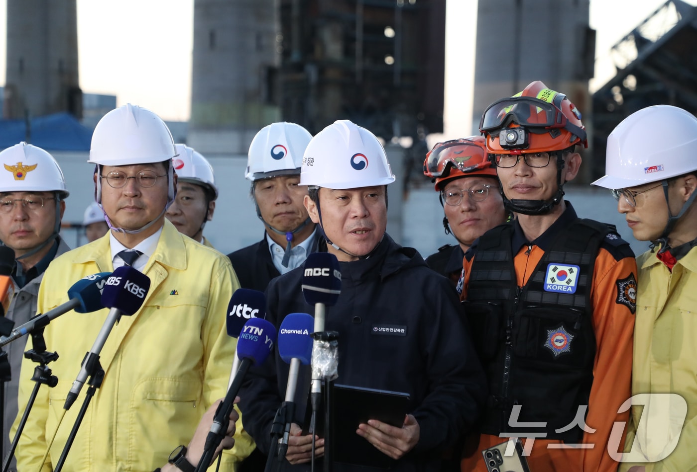 김영훈 고용노동부 장관이 울산화력발전소 붕괴사고 나흘째인 9일 사고 현장에서 중앙사고수습본부 브리핑을 하고 있다. 2025.11.9/뉴스1 ⓒ News1 조민주 기자