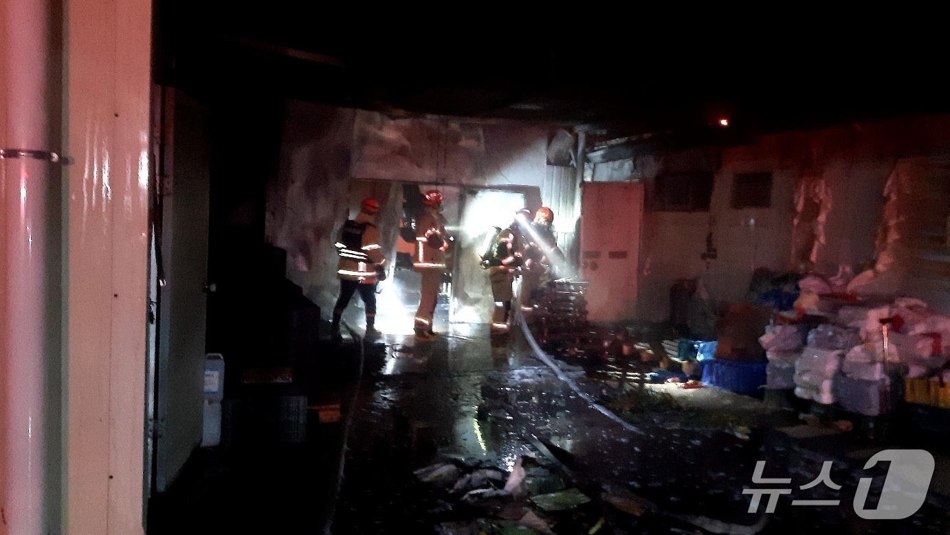 1일 오전 1시 45분쯤 영천시 청통면 한 콩나물 재배·저장 창고에서 불이나 소방 당국이 화재를 진화하고 있다.(경북소방본부 제공. 재판매 및 DB 금지)2025.12.1/뉴스1