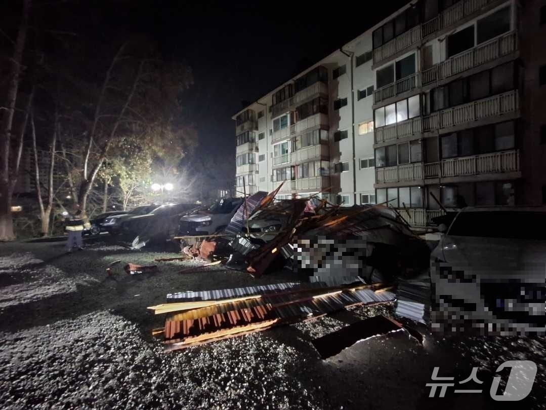 1일 오전 2시53분쯤 강원 속초시 교동 한 아파트 주차장에 지붕 구조물이 날아들어 차량 6대가 파손됐다.(강원도소방본부 제공. 재판매 및 DB금지)/뉴스1