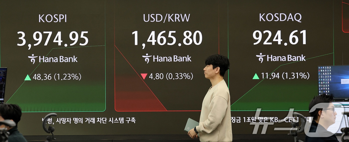 1일 서울 중구 하나은행 딜링룸 전광판에 코스피와 코스닥이 표시되고 있다. 2025.12.1/뉴스1 ⓒ News1 박지혜 기자