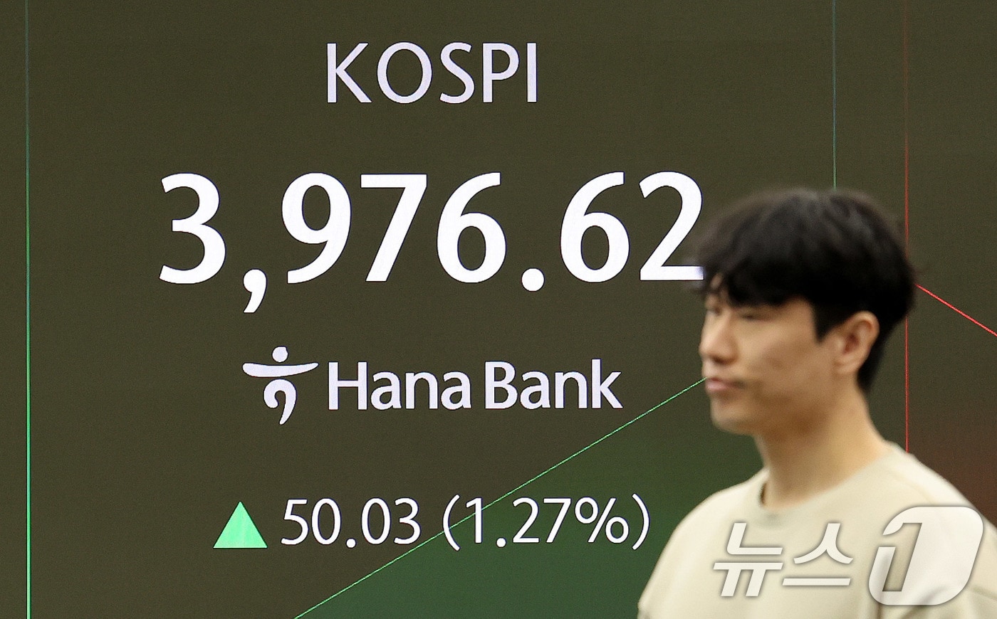 1일 서울 중구 하나은행 딜링룸 전광판에 코스피 시황이 표시되고 있다. ⓒ News1 박지혜 기자