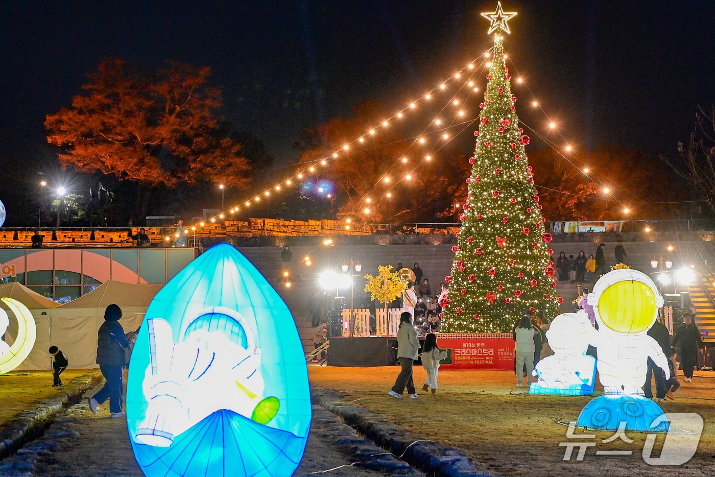 진주대첩 역사공원에 설치된 대형 트리와 조형물들&#40;진주시 제공. 재판매 및 DB금지&#41;.