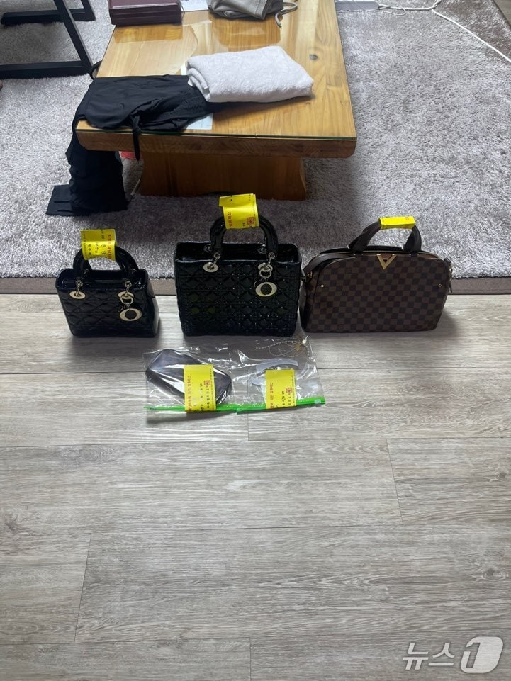 고액 체납자 가택수색에서 발견된 명품가방(제주도 제공. 재판매 및 DB금지)/뉴스1