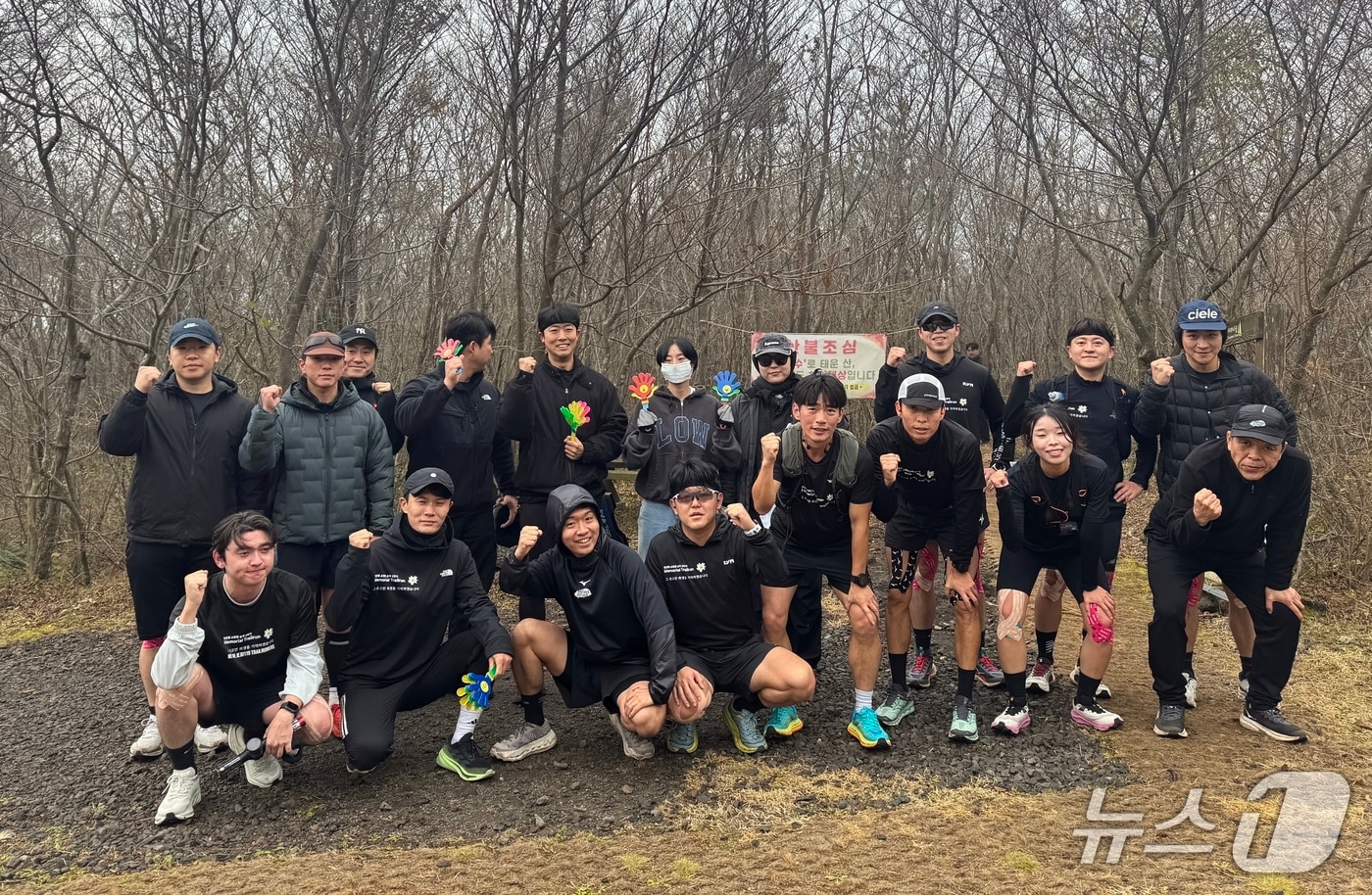 1일 고(故) 임성철 소방장 순직 2주기를 맞아 제주 서귀포시 표선119센터 구청사에서 제주국립호국원까지 약 55㎞를 달리는 추모 트레일런(Trail Run) 행사가 진행되고 있다. 고인은 지난 2023년 12월1일 표선면 세화리 화재 현장에서 사고로 숨졌다.(제주소방 트레일러닝 동호회 'On trail(온 트레일)' 제공. 재판매 및 DB 금지)