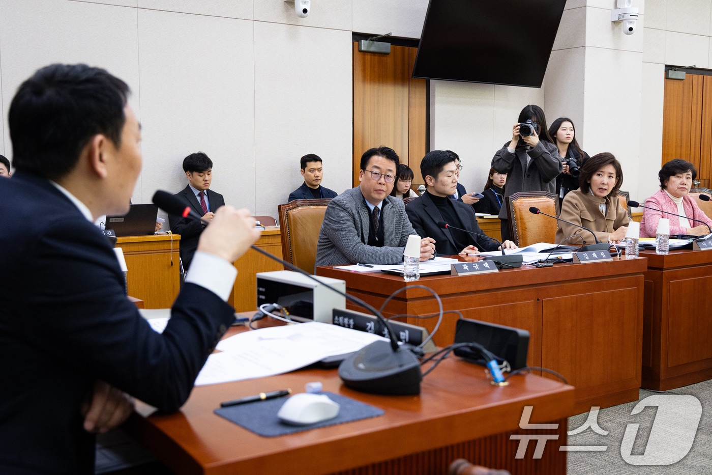 나경원 국민의힘 의원이 1일 서울 여의도 국회에서 열린 제429회 국회&#40;정기회&#41; 법제사법위원회 제8차 법안심사제1소위원회에서 김용민 소위 위원장에게 항의하고 있다. 나 의원 오른쪽은 같은 당 김재섭 의원. 2025.12.1/뉴스1 ⓒ News1 유승관 기자