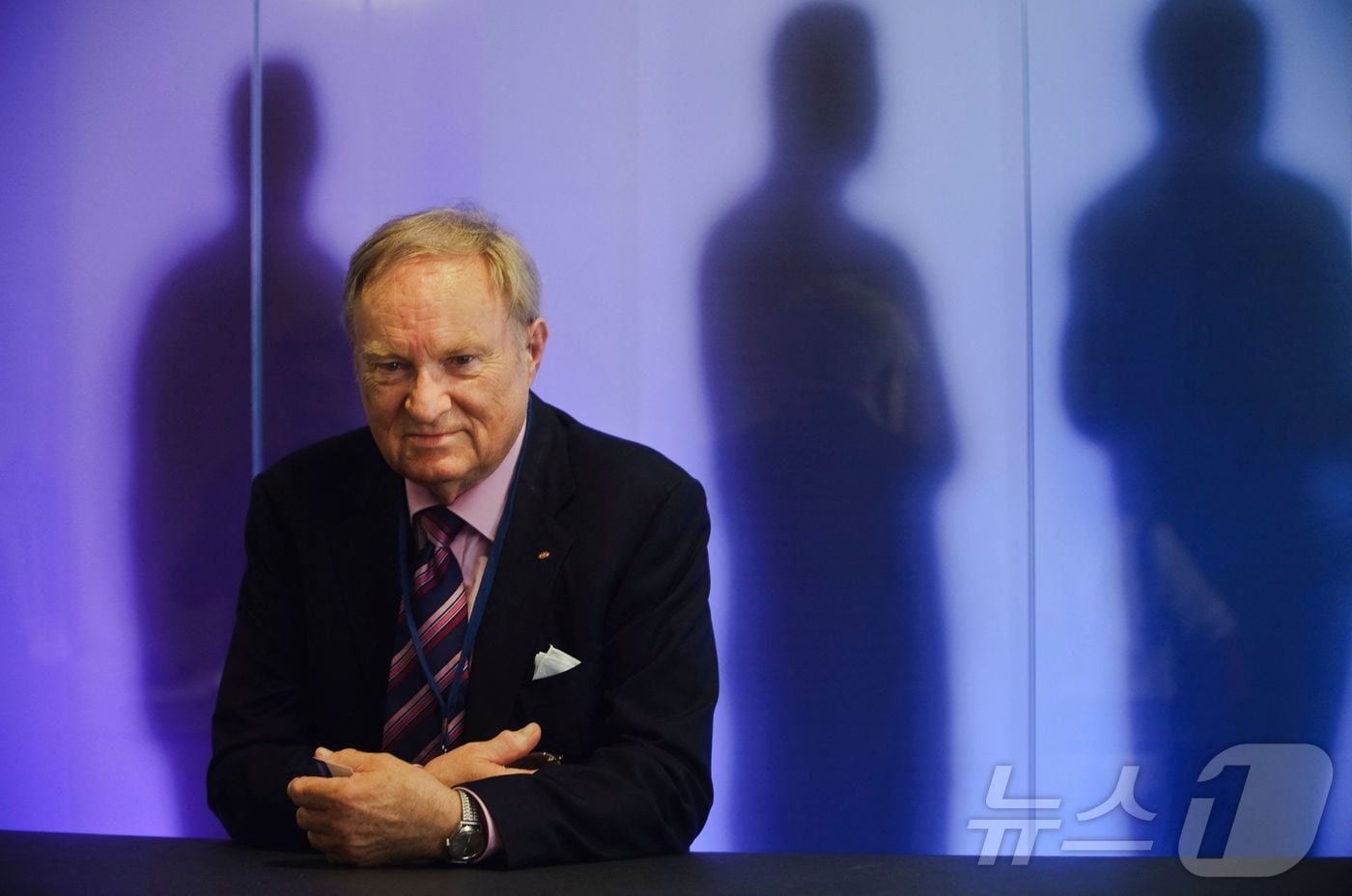 스위스 존엄사 단체 디그니타스(Dignitas) 대표이자 변호사인 루트비히 A. 미넬리가 2012년 6월 15일 취리히에서 열린 세계 존엄사 협회 연맹 5일간의 회의에서 사진기자들을 위해 포즈를 취하고 있다.2012.06.15. ⓒ AFP=뉴스1