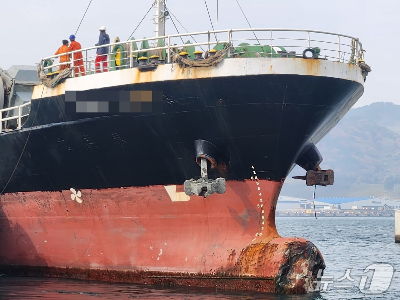 1일 오전 부산 감천항에서 부두와 충돌한 1990톤짜리 화물선.(부산해경 제공. 재판매 및 DB 금지)