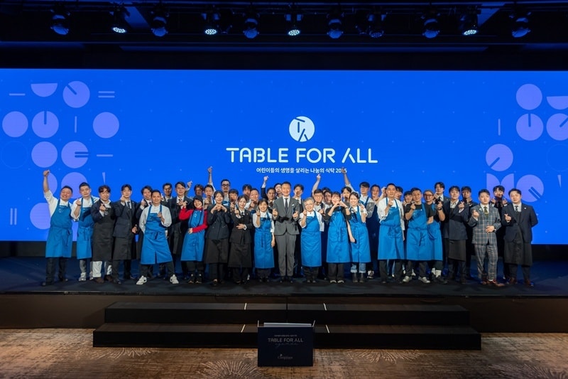 '테이블 포 올 2025 채리티 디너'에 참여한 셰프·소믈리에와 행사 사회를 맡은 방송인 주영훈이 기념 촬영을 하고 있다. 사진=컴패션 제공