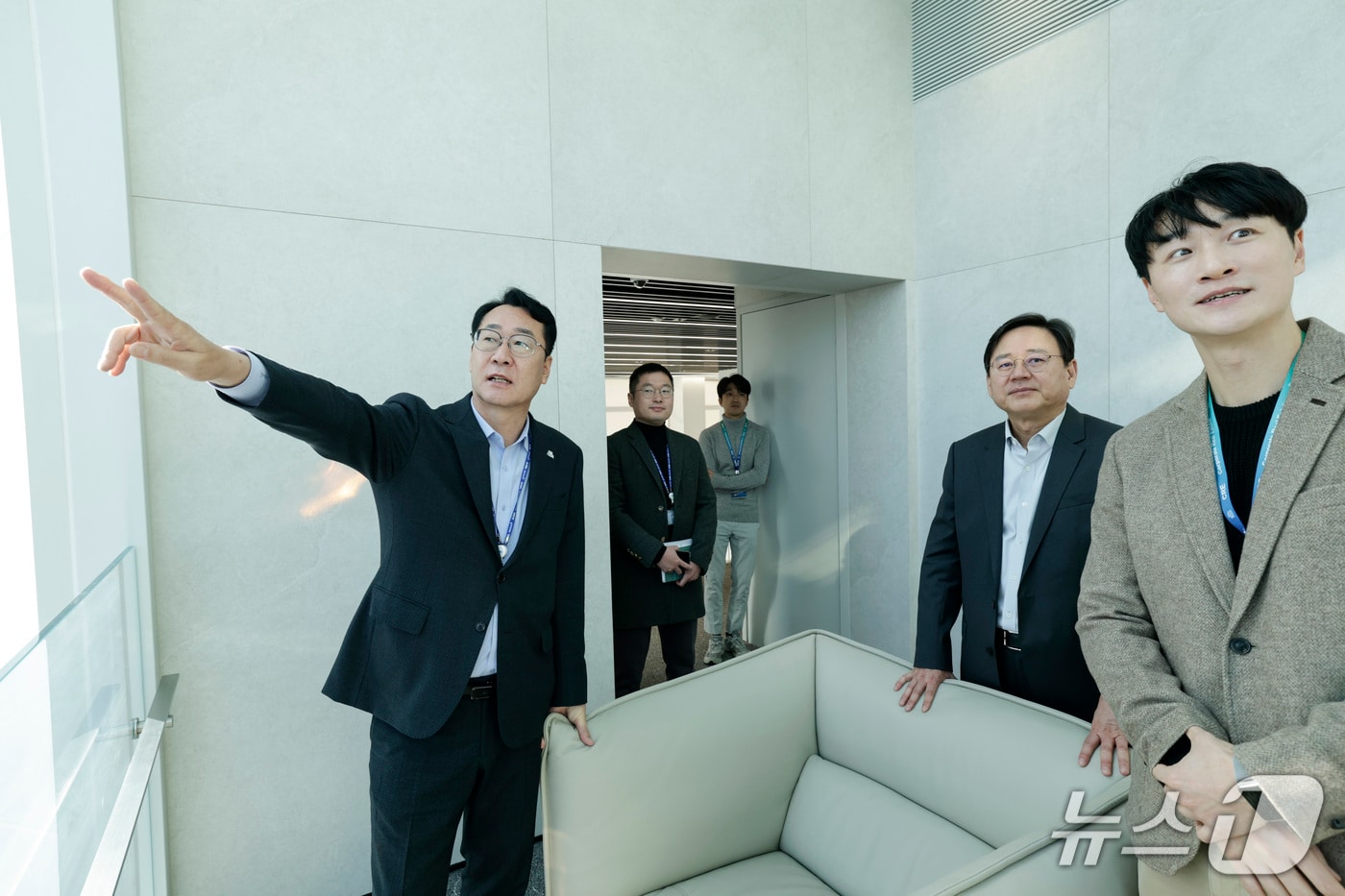 정명근 시장이 최한종 ASML 코리아 대표이사와 함께 ASML 코리아 화성캠퍼스 현장 라운딩을 하고 있다.(화성시 제공)