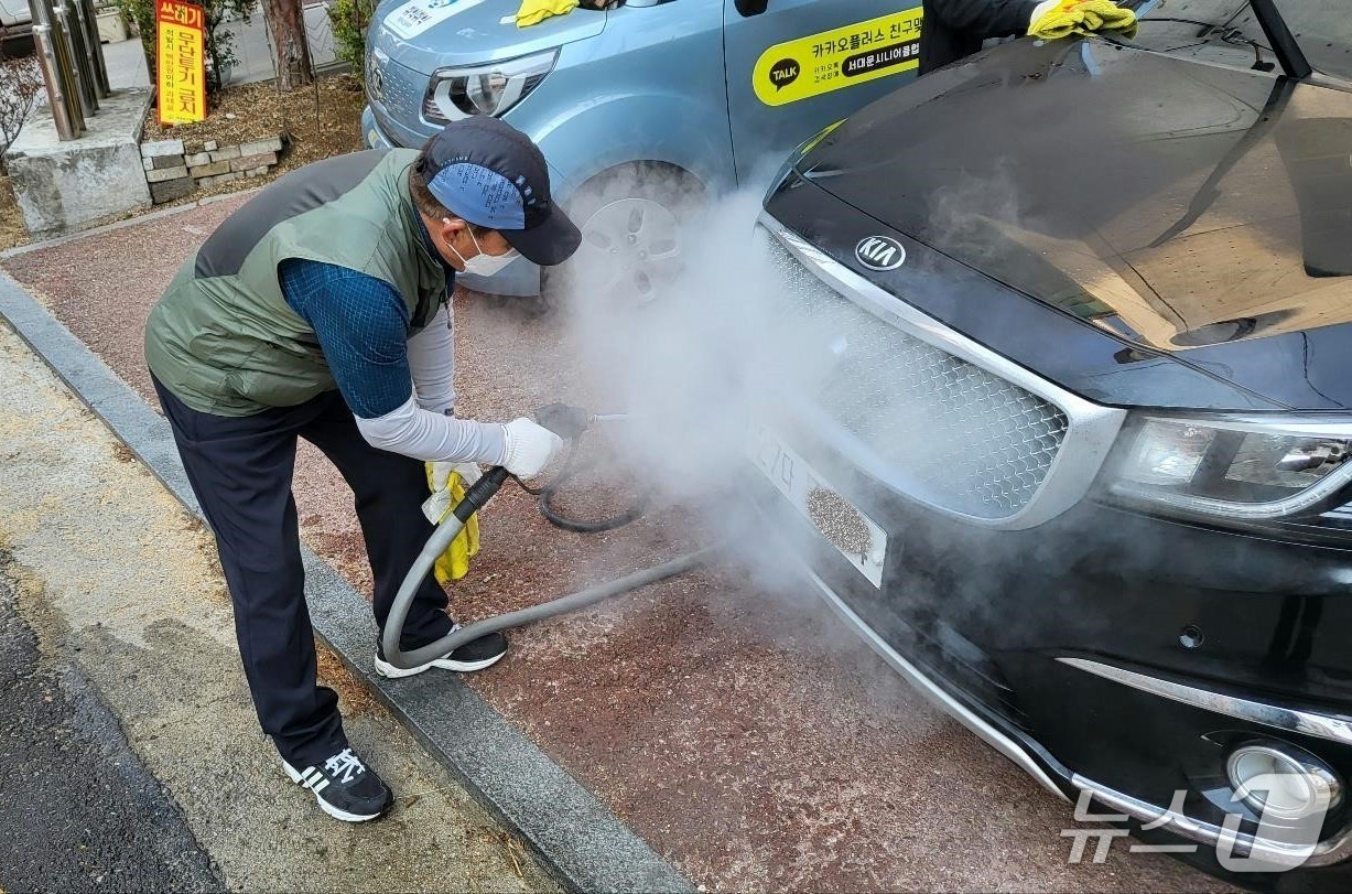 노인 일자리 지원사업 참여자가 세차를 하고 있는 모습(서대문구청 제공)