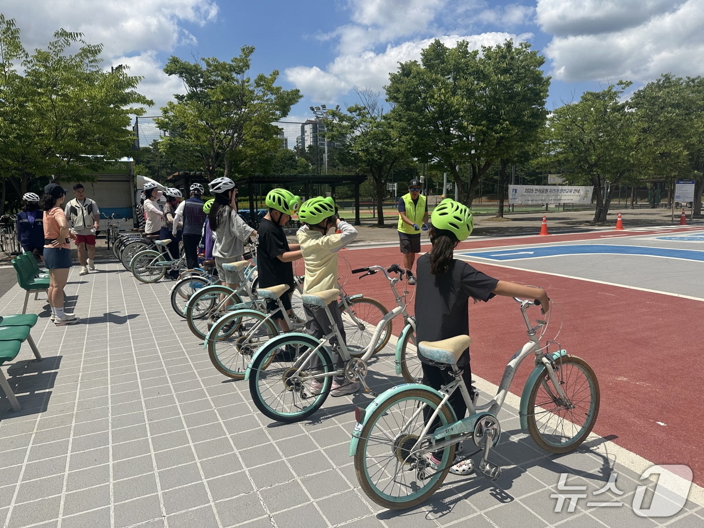 경기 수원시가 장안구 만석공원에서 '자전거 안전교육'을 운영하고 있는 모습. (수원시 제공. 재판매 및 DB 금지) 2025.12.1/뉴스1