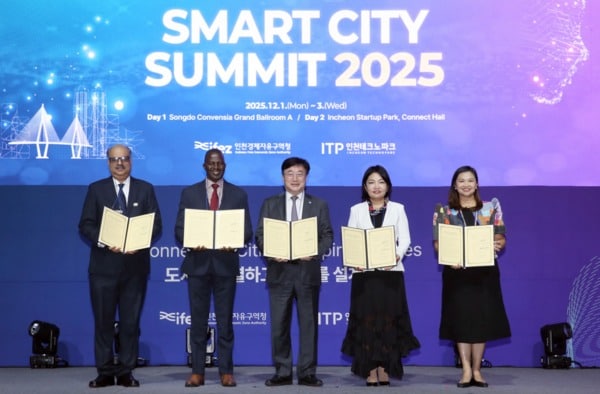 AI 도시 이니셔티브 참석 도시 관계자의 협약서 서명 및 기념촬영 &#40;인천경제청 제공.재판매 및 DB금지&#41;