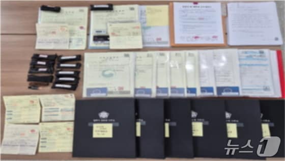 경찰이 B 조직에게 압수한 대포통장과 사업자 등록증.(부산경찰청 제공. 재판매 및 DB 금지)