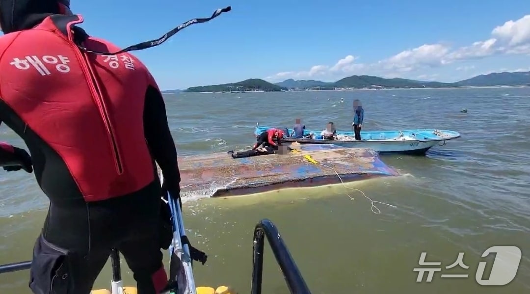 바다에 빠져 의식을 잃은 선원을 구조해 심폐소생술하는 해경(보령해경 제공) /뉴스1