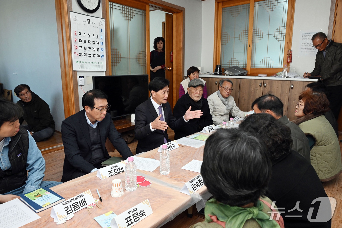안병구 밀양시장이 지난달 28일 산내면 동명마을 복지회관을 찾아 주민 간담회를 갖고 있다.(밀양시 제공. 재판매 및 DB금지)