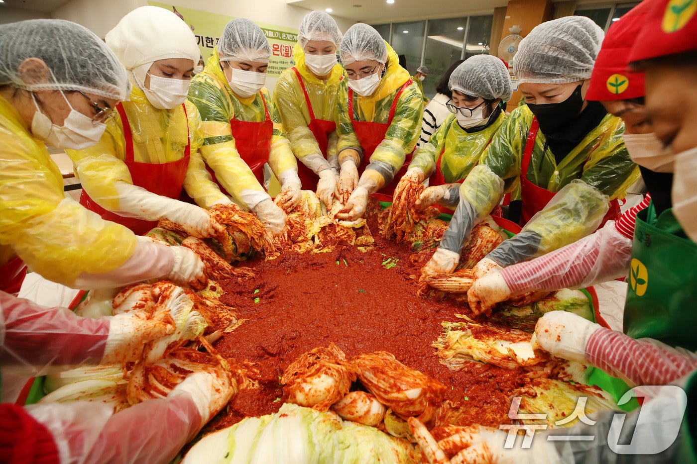1일 오후 대구 북구 대불노인복지관에서 열린 &#39;따뜻한 겨울나기, 온기 한가득 나눔 한마당&#39;에 참여한 영진전문대 사회봉사단과 외국인 유학생들이 함께 김장김치 양념을 버무리고 있다. 2025.12.1/뉴스1 ⓒ News1 공정식 기자