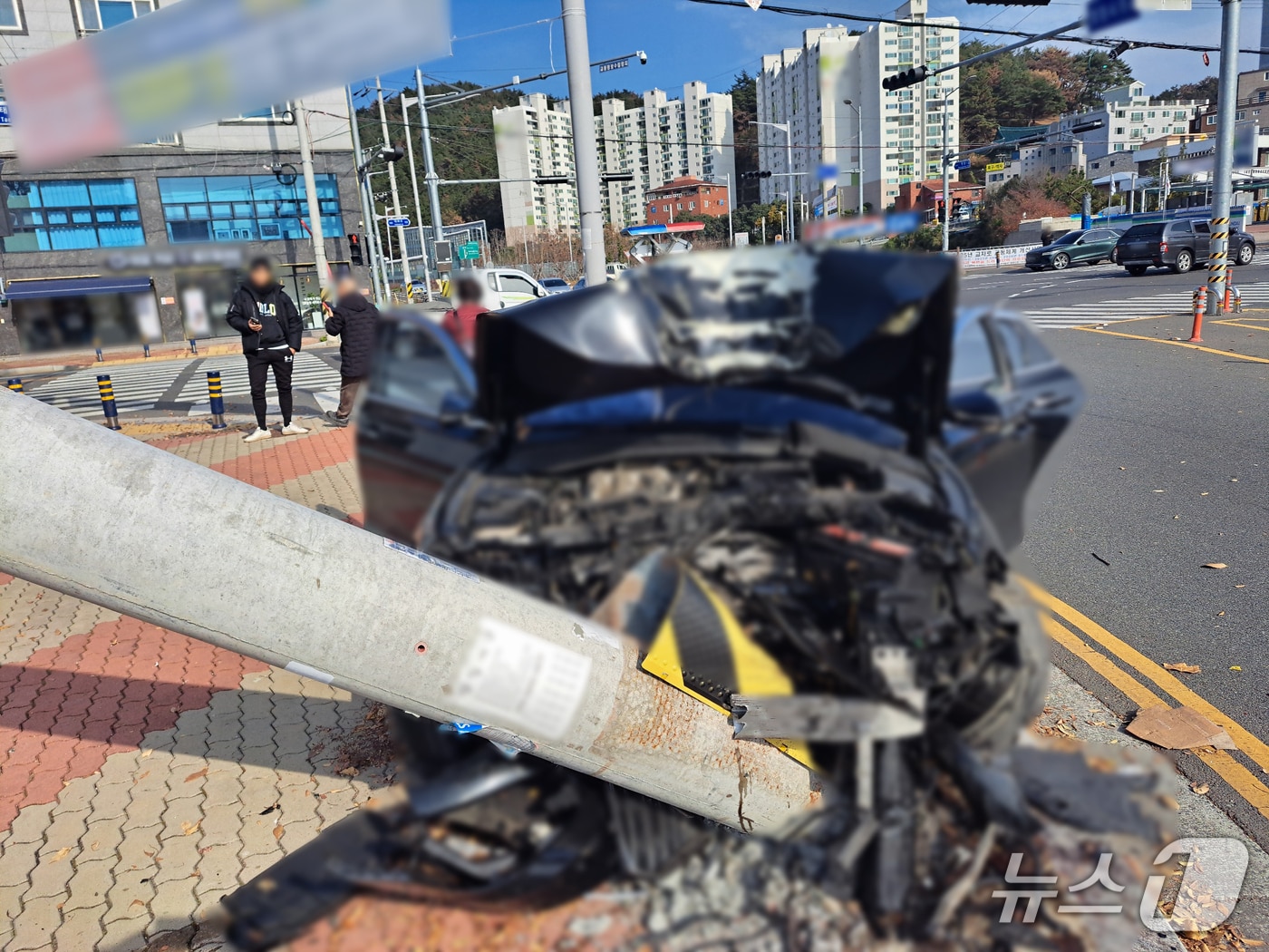 1일 낮 12시 38분께 60대 남성이 운전하던 승용차가 전신주를 들이받았다.(울산경찰청 제공. 재판매 및 DB금지)/뉴스1