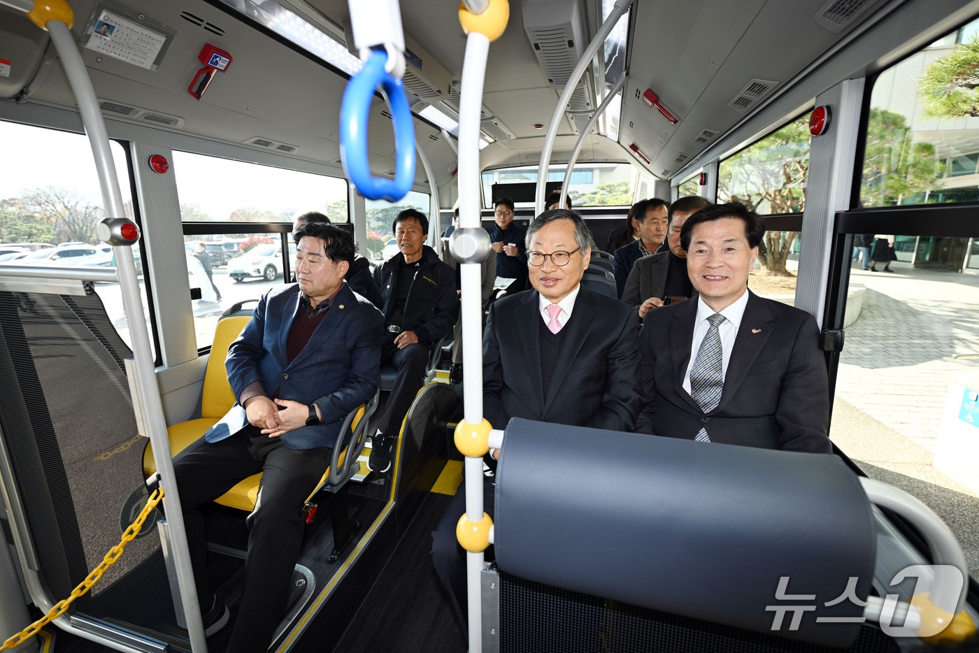밀양시가 수소전기버스 시내버스 시범 운영에 앞서 1일 시청 광장에서 시승식을 갖고 있다.&#40;밀양시 제공. 재판매 및 DB금지&#41;