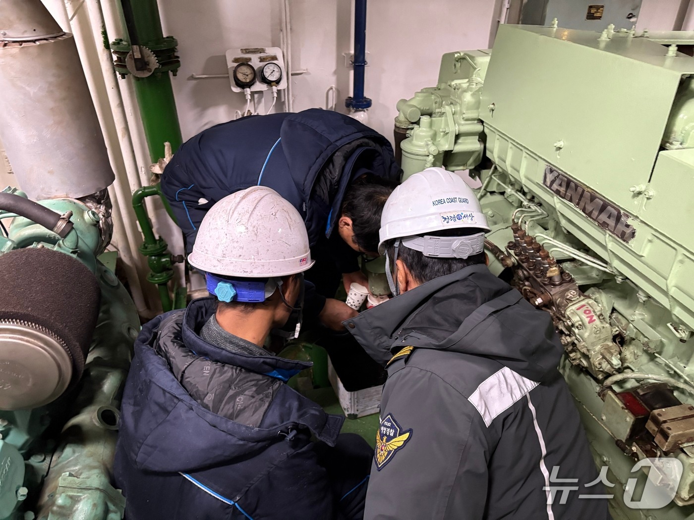 해경 관계자가 선박의 연료유를 채취하고 있는 모습.&#40;울산해경 제공. 재판매 및 DB금지&#41;/뉴스1