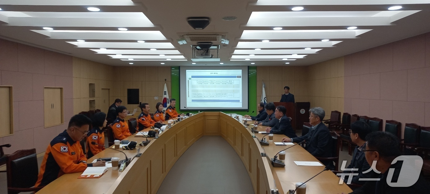 오승훈 강원도 소방본부장은 1일 춘천 바이오타운을 방문해 현장 안전점검과 관계자 간담회를 진행했다.(강원도소방본부 제공, 재판매 및 DB 금지) 2025.12.1/뉴스1