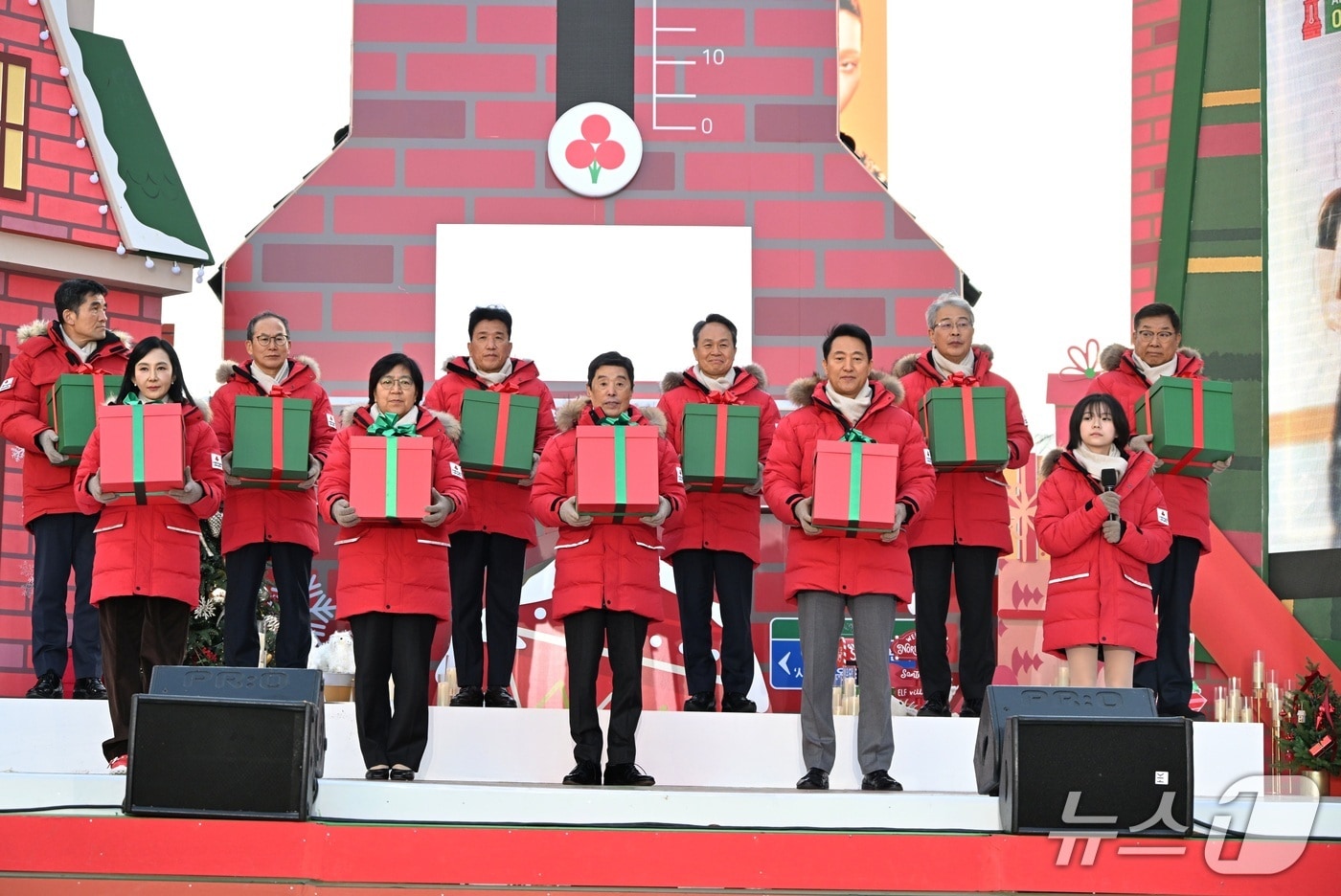 오세훈 서울시장이 1일(월) 광화문광장에서 열린 '희망2026 나눔캠페인 출범식'에서 온도탑 점등 퍼포먼스에 참여하고 있다.