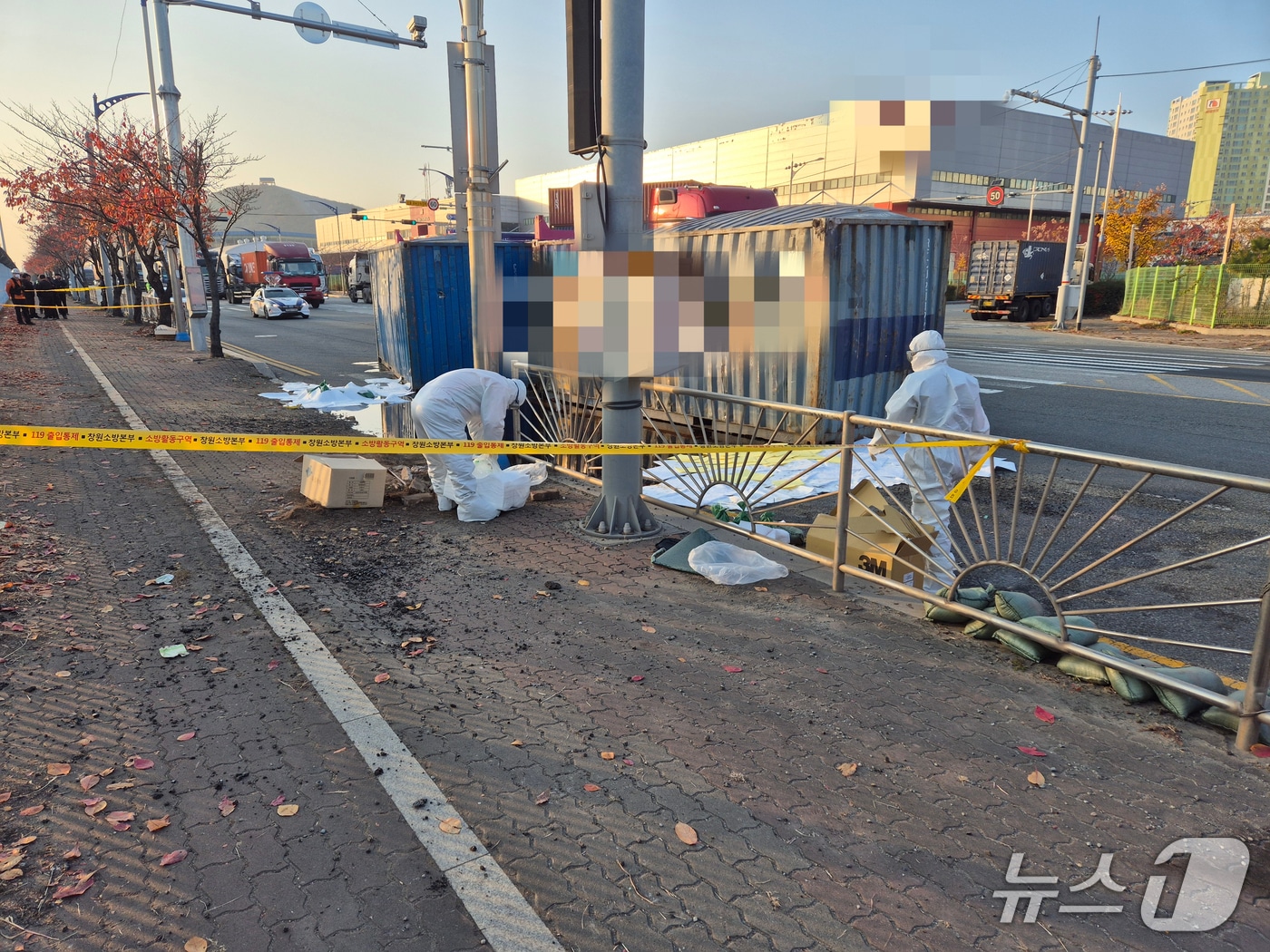 1일 오후 3시 20분쯤 창원시 진해구 용원동 부산신항 5번 신호등 교차로에서 트레일러가 전도돼 화학물질이 유출됐다.&#40;창원소방본부 제공. 재판매 및 DB금지&#41;