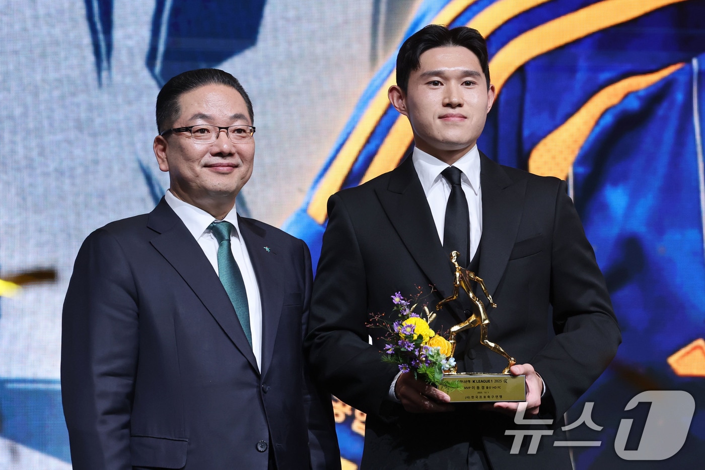 K리그1 MVP 트로피를 든 이동경