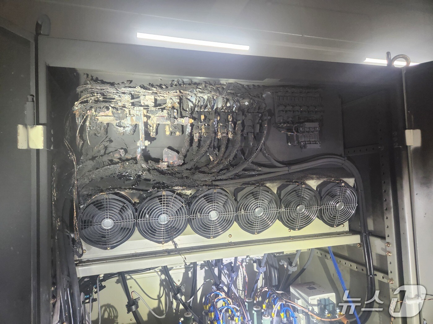 불이 나 타버린 무정전전원장치.(청주동부소방서 제공. 재판매 및 DB금지)/뉴스1